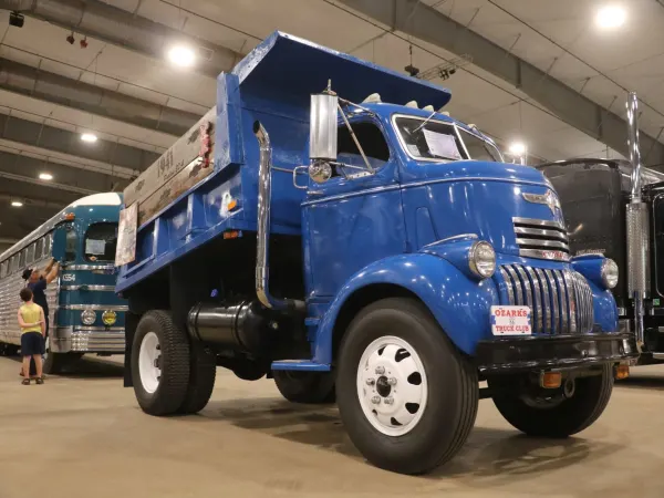 A blue Chevrolet dump truck from the 1940s on indoor display