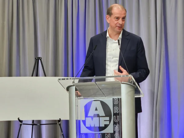 Jan Woltermann stands at an AMF Bruns podium while speaking.