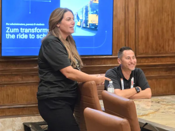 Zūm’s Stephanie Wilcoxson and Jerry Ortega speak with attendees during a focus group at the 2026 School Bus Fleet ConneX.