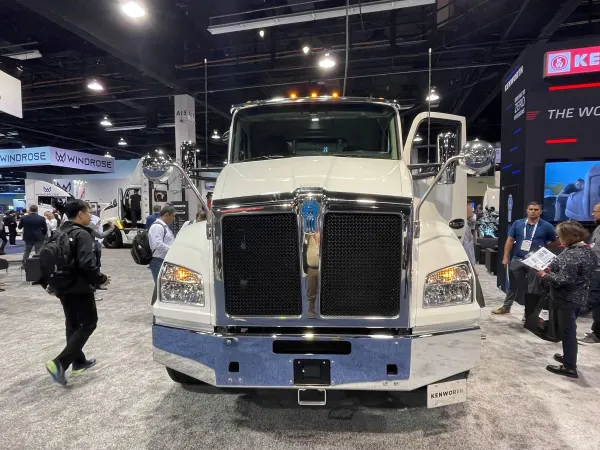 Kenworth T800E.