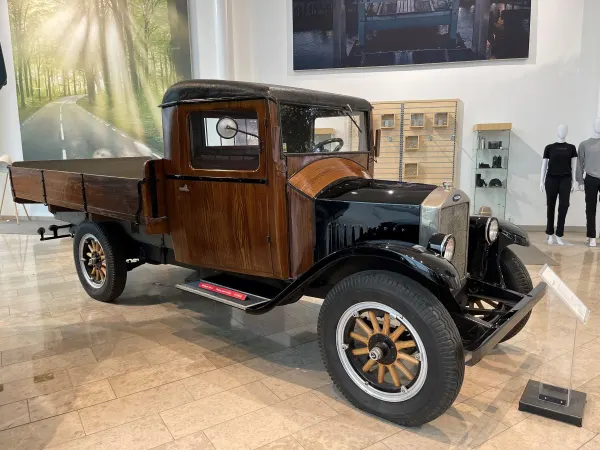 1928 Volvo LV Series truck.