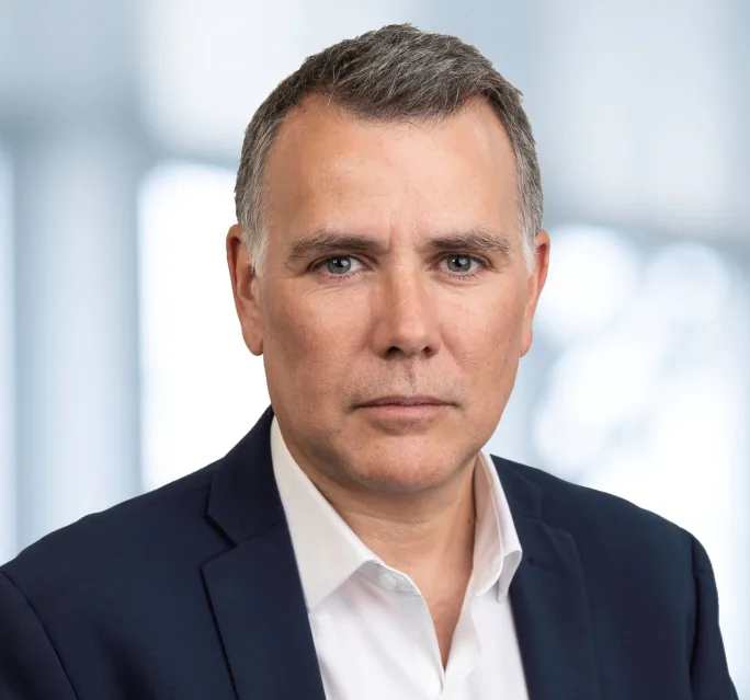 A professional portrait of Daniel Simounet.