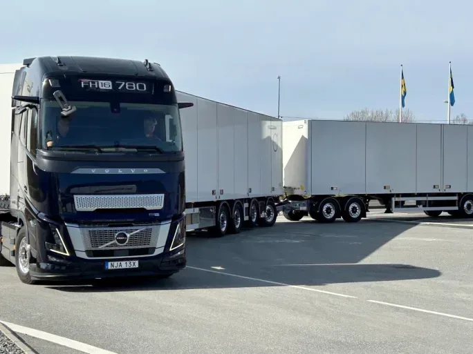 Volvo FH16 780 tractor.