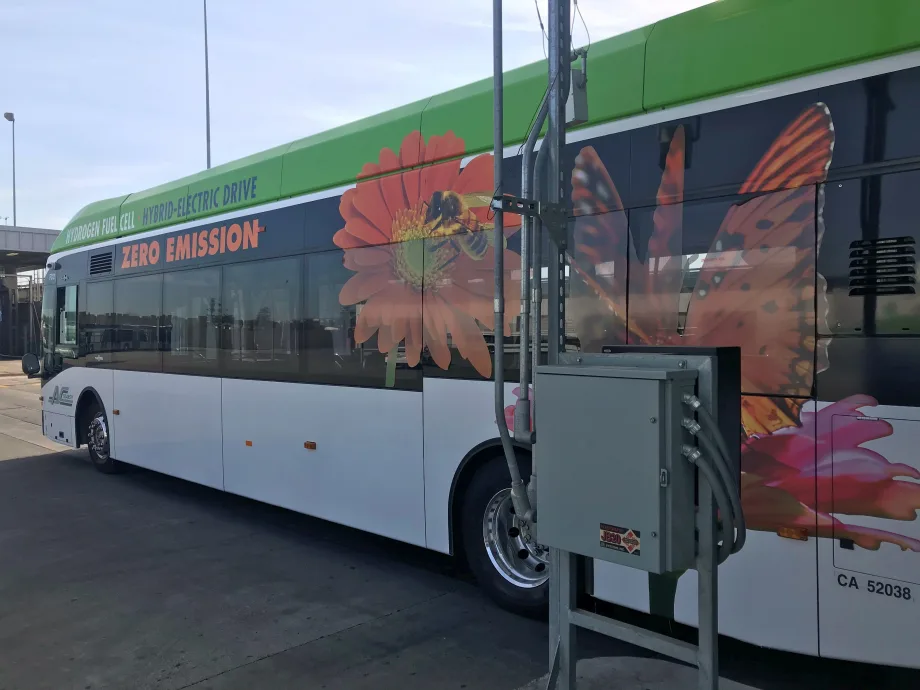 Zero-emissions bus with FLEETWATCH technology