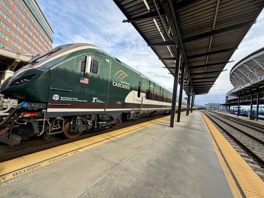 An Amtrak Cascades Airo Trainset at a station.