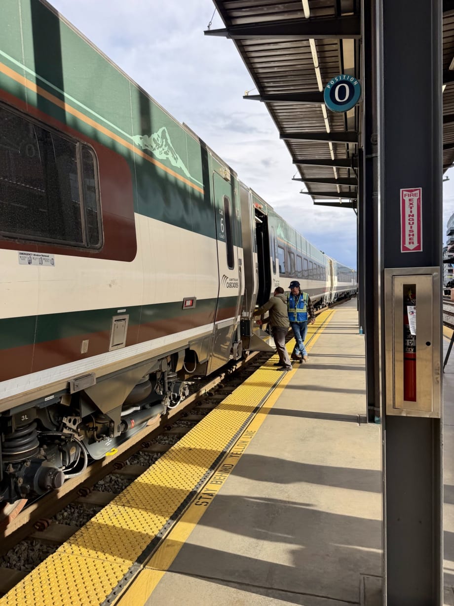 An Amtrak Cascades Airo Trainset at a station.