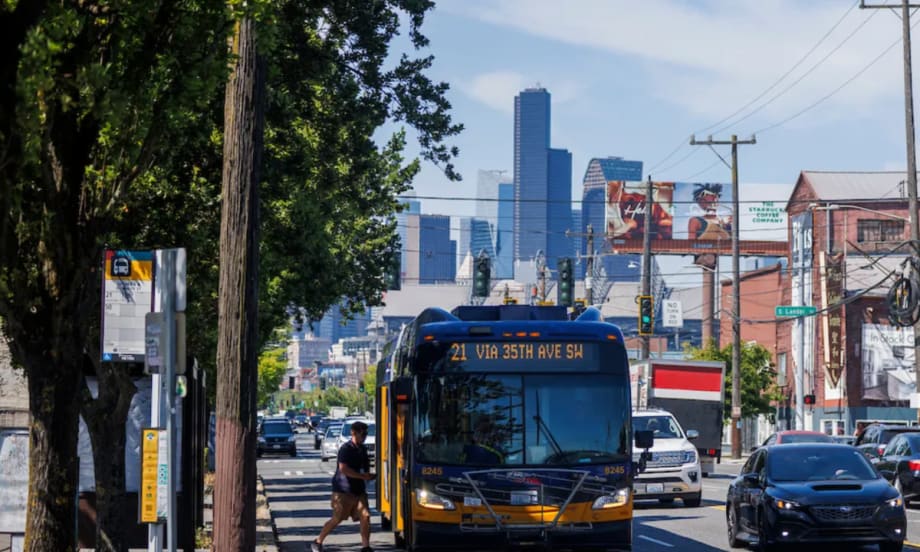 A King Country Metro bus in the city.